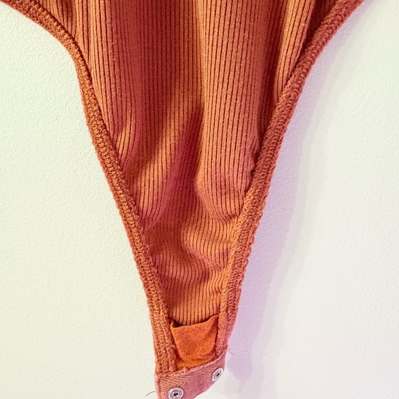 💜FREE PEOPLE Ribbed Rust Orange Turtleneck Bodysuit Womens S Soft Layering - Picture 5 of 6